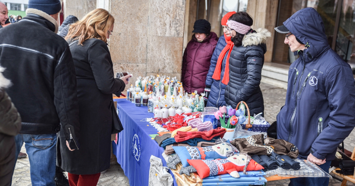 Jótékonysági vásár a megyeháza oszlopcsarnokában